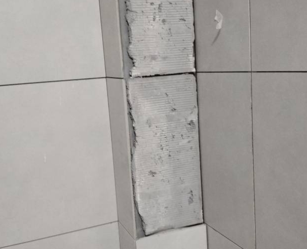 姑苏瓷砖空鼓维修公司分享下瓷砖施工前基层浇水润湿程度不足，可能导致以下问题